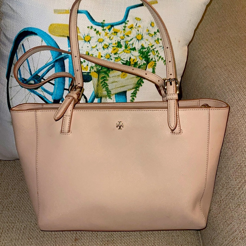 ✨Tory Burch small York buckle tote in peach ✨
